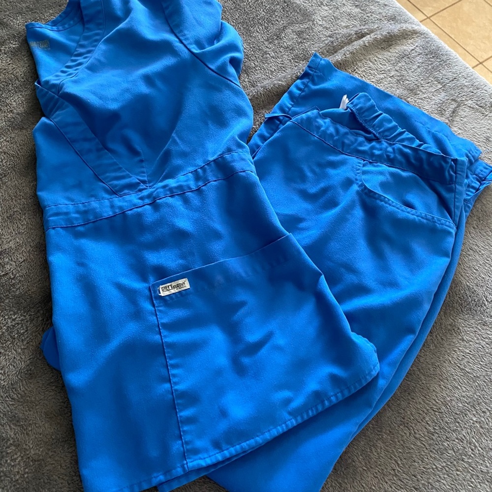 Gets Anatomy scrubs set. Worn but very comfortable